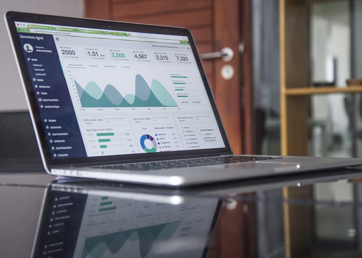 Google AI Overviews em quase metade das buscas: o que o relatório de agosto revela para o SEO brasileiro